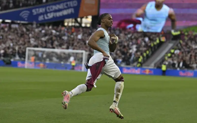 CAUGHT ON CAMERA: WEST HAM MAN WASN’T HAPPY WHEN HIS TEAMATE ‘SUMMERVILLE’ SCORED AGAINST MANCHESTER UNITED