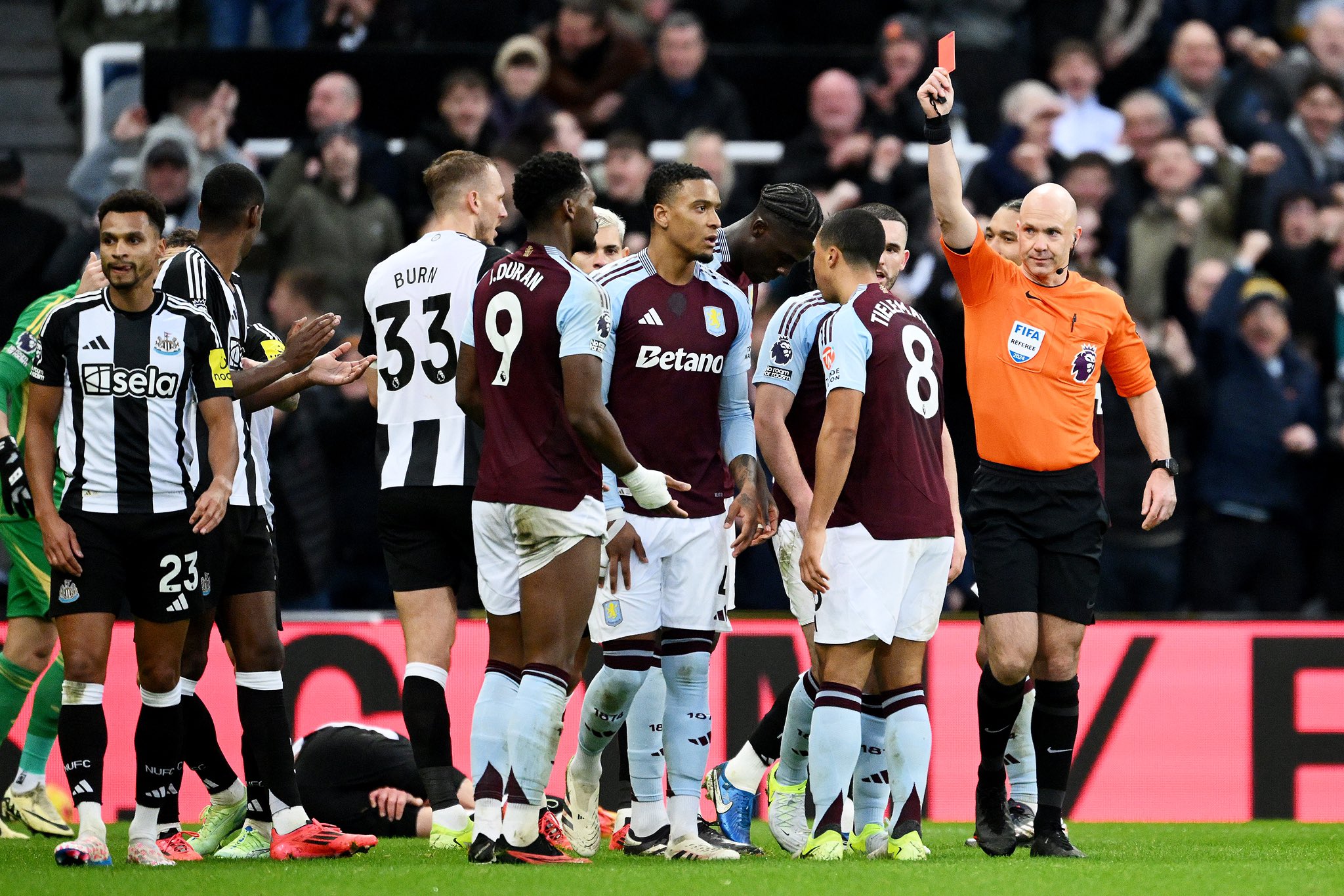 SOCAIL MEDIA ERUPTS AS PREMIER LEAGUE RELEASE STATEMENT ON JHON DURAN’S DREADFUL RED CARD AT NEWCASTLE