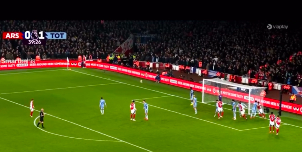 RARE FOOTAGE OF ARSENAL GOALS SHOWS WHAT GABRIEL DID DURING CORNER KICK,TOTTENHAM FANS LEFT FURIOUS AND ASK IF THIS IS ALLOWED