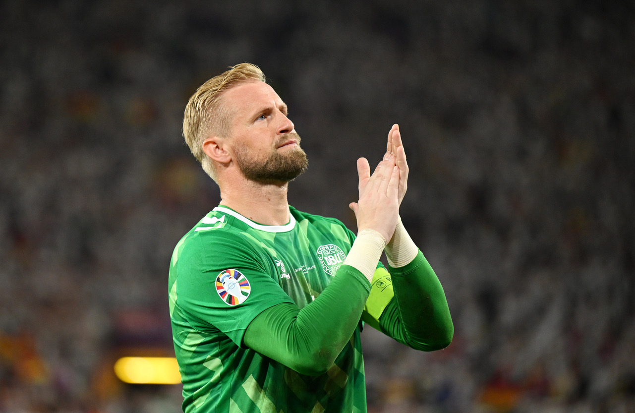 Fans are in disbelief after seeing how much al nassr want to pay to get kasper schmeichel signed in a deadline moves  – it look like a typo