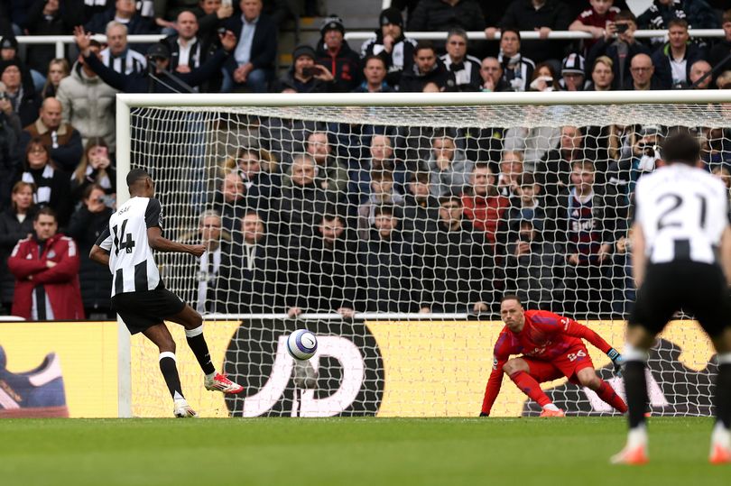 NOTTINGHAM FOREST FANS LEFT FUMING OVER WHAT ALEXANDER ISAK DID MOMENT BEFORE THE NEWCASTLE UNITED PENALTY, AS A STATEMENT WAS REVEALED