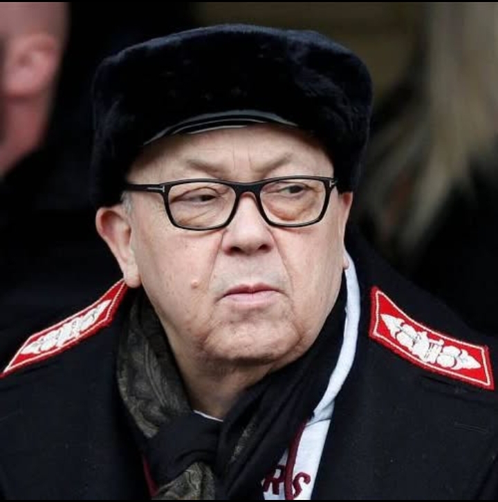 DAVID SULLIVAN WAS LEFT IN A PANIC AFTER WHAT A JOURNALIST SPOTTED IN THE 80TH MINUTE DURING THE WEST HAM VS BRENTFORD FANS’ REVOLT!